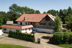 Parkplatz und Hof vor dem Haus