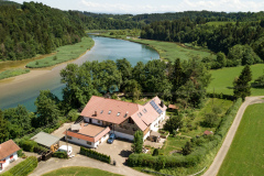 Luftbild im Sommer auf die Iller