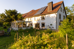 Blick vom Garten auf das Haus