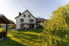 Blick vom Hühnergehege auf das Haus