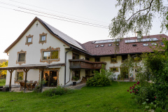 Blick vom Garten auf das Haus